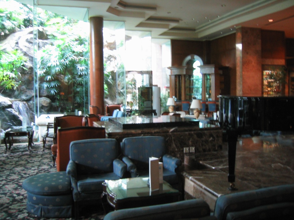 Indonesien - Bild 54 von 67 - Singapur - Land - Hotel Elizabeth Lobby